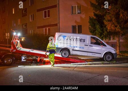 Haldensleben, Deutschland. 15 Okt, 2019. Der Transporter, in dem einer der Hermes Mitarbeiter tot gefunden wurde weggenommen. Zwei Mitarbeiter der Paketdienst Hermes in Haldensleben in Sachsen-Anhalt starb innerhalb von einem Tag. Credit: Tom Wunderlich/dpa-Zentralbild/dpa/Alamy leben Nachrichten Stockfoto