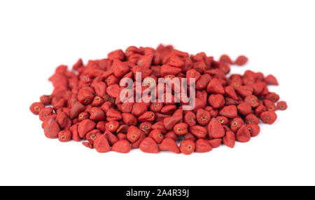 Annatto Samen, auf weißem Hintergrund. Achiote Samen, bixa Orellana. Natürlicher Farbstoff für Kochen und Essen. Close-up. Stockfoto