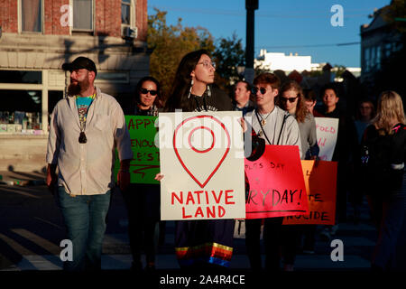 Bloomington, USA. 14 Okt, 2019. Studenten der Indiana University, Bloomington und Mitglieder der Gemeinschaft März mit Plakaten von Dunn Wiese auf die Monroe County Courthouse während der indigenen Völker Tag in Bloomington. Eine Resolution durch den Rat der Stadt Bloomington offiziell die indigenen Völker Tag im Kalender als Urlaub jeden zweiten Montag im Oktober. Credit: SOPA Images Limited/Alamy leben Nachrichten Stockfoto