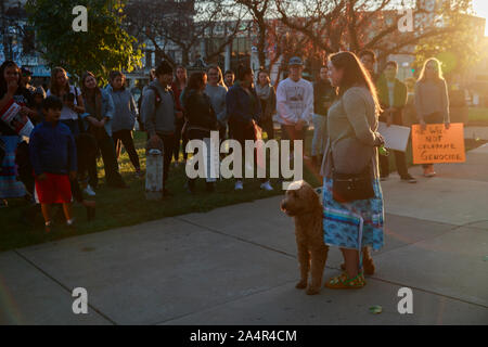 Bloomington, USA. 14 Okt, 2019. Studenten der Indiana University, Bloomington und Mitglieder der Gemeinschaft sammeln Zu den Referenten auf der Monroe County Courthouse während der indigenen Völker Tag in Bloomington zu hören. Eine Resolution durch den Rat der Stadt Bloomington offiziell die indigenen Völker Tag im Kalender als Urlaub jeden zweiten Montag im Oktober. Credit: SOPA Images Limited/Alamy leben Nachrichten Stockfoto