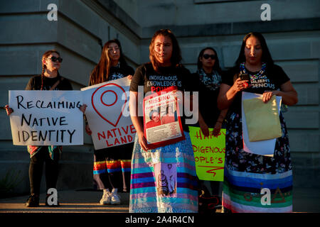 Bloomington, USA. 14 Okt, 2019. Schmidt Perkins hält ein Foto von fehlenden indigene Frau, Esther Maria Smith, der einmal in Bloomington lebte, und 2006 verschwanden nach dem verlassen ihr Zuhause im Staat Washington, während Indigengous Völker Tag. Eine Resolution durch den Rat der Stadt Bloomington offiziell die indigenen Völker Tag im Kalender als Urlaub jeden zweiten Montag im Oktober. Credit: SOPA Images Limited/Alamy leben Nachrichten Stockfoto