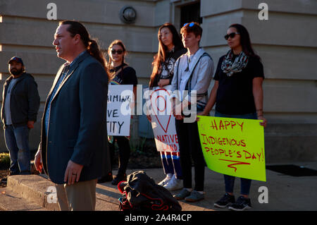 Bloomington, USA. 14 Okt, 2019. Ben Barnes, den Leiter des Shawnee Stamm spricht als Studenten der Indiana University, Bloomington und Mitglieder der Gemeinschaft im Monroe County Courthouse während der indigenen Völker Tag in Bloomington sammeln. eine Resolution durch den Rat der Stadt Bloomington offiziell die indigenen Völker Tag im Kalender als Urlaub jeden zweiten Montag im Oktober. Credit: SOPA Images Limited/Alamy leben Nachrichten Stockfoto