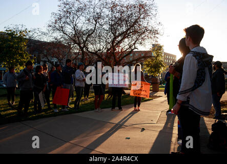 Bloomington, USA. 14 Okt, 2019. Studenten der Indiana University, Bloomington und Mitglieder der Gemeinschaft sammeln Zu den Referenten auf der Monroe County Courthouse während der indigenen Völker Tag in Bloomington zu hören. Eine Resolution durch den Rat der Stadt Bloomington offiziell die indigenen Völker Tag im Kalender als Urlaub jeden zweiten Montag im Oktober. Credit: SOPA Images Limited/Alamy leben Nachrichten Stockfoto