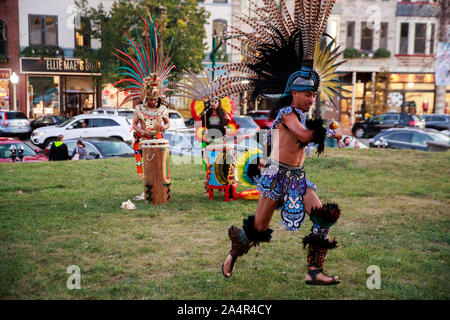 Bloomington, USA. 14 Okt, 2019. Mexica (Azteken) Tänzer im Monroe County Courthouse während der indigenen Völker Tag in Bloomington. Eine Resolution durch den Rat der Stadt Bloomington offiziell die indigenen Völker Tag im Kalender als Urlaub jeden zweiten Montag im Oktober. Credit: SOPA Images Limited/Alamy leben Nachrichten Stockfoto