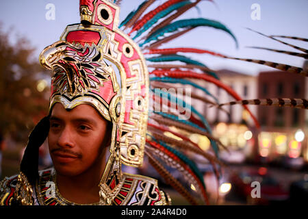 Bloomington, USA. 14 Okt, 2019. Mexica (Azteken) Tänzer, Luis Olmos, von Indianapolis trägt traditionelle Kostüme, nachdem sie an die Monroe County Courthouse während der indigenen Völker Tag in Bloomington. Eine Resolution durch den Rat der Stadt Bloomington offiziell die indigenen Völker Tag im Kalender als Urlaub jeden zweiten Montag im Oktober. Credit: SOPA Images Limited/Alamy leben Nachrichten Stockfoto