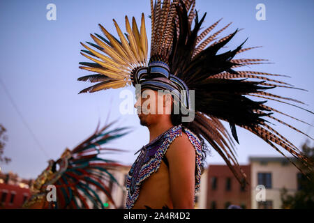 Bloomington, USA. 14 Okt, 2019. Mexica (Azteken) Tänzer, Alejandro Quintana, von Indianapolis trägt traditionelle Kostüme, nachdem sie an die Monroe County Courthouse während der indigenen Völker Tag in Bloomington. Eine Resolution durch den Rat der Stadt Bloomington offiziell die indigenen Völker Tag im Kalender als Urlaub jeden zweiten Montag im Oktober. Credit: SOPA Images Limited/Alamy leben Nachrichten Stockfoto