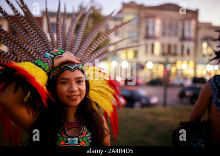 Bloomington, USA. 14 Okt, 2019. Mexica (Azteken) Tänzer, Miriam Cortes, von Indianapolis trägt traditionelle Kostüme, nachdem sie an die Monroe County Courthouse während der indigenen Völker Tag in Bloomington. Eine Resolution durch den Rat der Stadt Bloomington offiziell die indigenen Völker Tag im Kalender als Urlaub jeden zweiten Montag im Oktober. Credit: SOPA Images Limited/Alamy leben Nachrichten Stockfoto