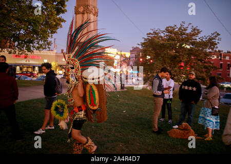 Bloomington, USA. 14 Okt, 2019. Mexica (Azteken) Tänzer, Luis Olmos trägt eine Trommel mit der Jungfrau von Guadalupe eingerichtet wurde, nachdem sie an die Monroe County Courthouse während der indigenen Völker Tag in Bloomington. Eine Resolution durch den Rat der Stadt Bloomington offiziell die indigenen Völker Tag im Kalender als Urlaub jeden zweiten Montag im Oktober. Credit: SOPA Images Limited/Alamy leben Nachrichten Stockfoto