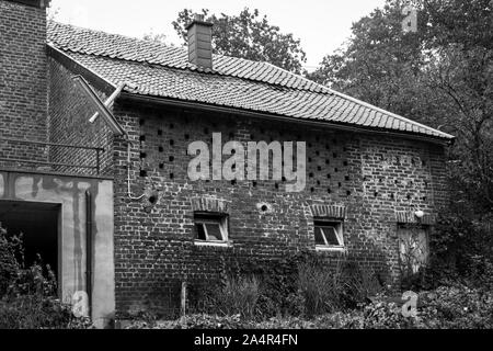 Altes Bauernhaus und Schuppen in Belgien, Region Lüttich in der Nähe Gemmenich und Sippenaeken, Bild in Schwarz und Weiß genommen Stockfoto