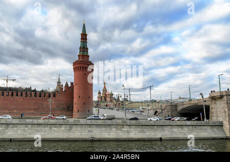 MOSKAU, RUSSLAND - MÄRZ 11,2014: Spasskaya Turm des Kremls und St. Basilius Kathedrale. Der Blick vom moskauer Fluss Stockfoto