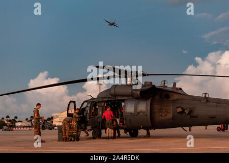 Flieger von der 347 Rettung Gruppe (Rqg) für eine post-Flight Inspection nach einer Suchaktion Sept. 10, 2019, Patrick Air Force Base, Fla. Die 347 RQG leitet fliegen und Wartung der ältesten US Air Force Active Duty Operations Group Personal Recovery bestimmt. (U.S. Air Force Foto von Airman 1st Class Hayden Legg) Stockfoto