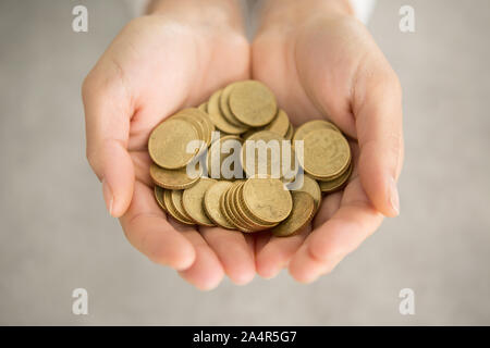 Frau mit Münzen in der Hand Stockfoto