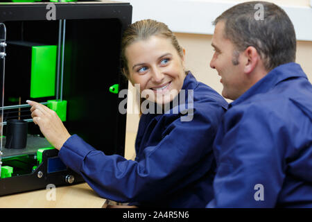 Team von Designern und Vase mit 3d-Drucker Stockfoto