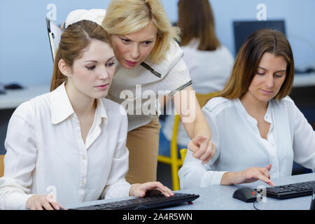 Ein Lehrer mit zwei Studenten Stockfoto