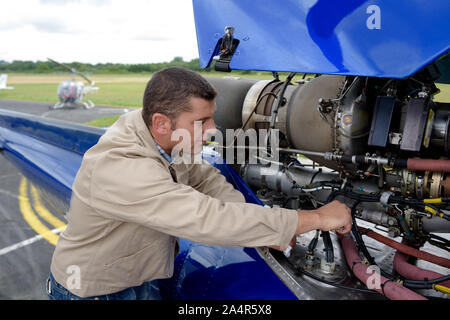 Aviation mechanic Arbeiten an einem Luftfahrzeug Stockfoto