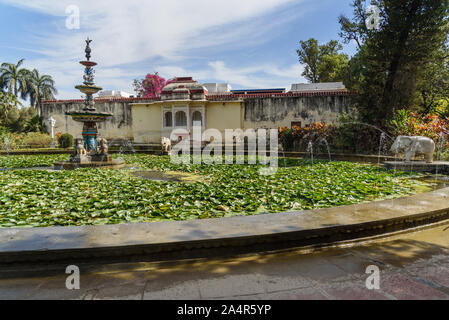 Lotus Pool und Marmor Elefanten in Saheliyon Ki Bari Garten oder Innenhof der Dirnen in Udaipur. Rajasthan. Indien Stockfoto