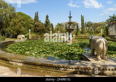 Lotus Pool und Marmor Elefanten in Saheliyon Ki Bari Garten oder Innenhof der Dirnen in Udaipur. Rajasthan. Indien Stockfoto