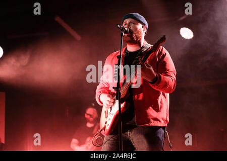 Torino, Italien. 15 Okt, 2019. Britische Musiker und Songwriter Tom Walker auf der Bühne des "Officine Grandi Riparazioni-OGR" in Turin (Foto von Bruno Brizzi/Pacific Press) Quelle: Pacific Press Agency/Alamy leben Nachrichten Stockfoto