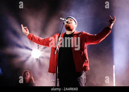 Torino, Italien. 15 Okt, 2019. Britische Musiker und Songwriter Tom Walker auf der Bühne des "Officine Grandi Riparazioni-OGR" in Turin (Foto von Bruno Brizzi/Pacific Press) Quelle: Pacific Press Agency/Alamy leben Nachrichten Stockfoto