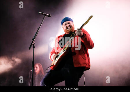 Torino, Italien. 15 Okt, 2019. Britische Musiker und Songwriter Tom Walker auf der Bühne des "Officine Grandi Riparazioni-OGR" in Turin (Foto von Bruno Brizzi/Pacific Press) Quelle: Pacific Press Agency/Alamy leben Nachrichten Stockfoto