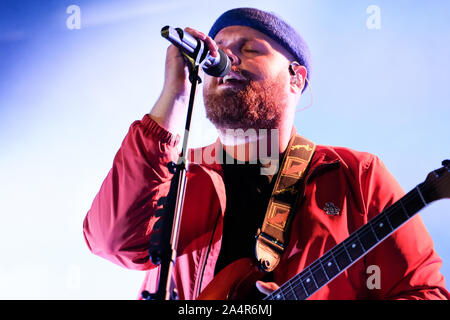 Torino, Italien. 15 Okt, 2019. Britische Musiker und Songwriter Tom Walker auf der Bühne des "Officine Grandi Riparazioni-OGR" in Turin (Foto von Bruno Brizzi/Pacific Press) Quelle: Pacific Press Agency/Alamy leben Nachrichten Stockfoto