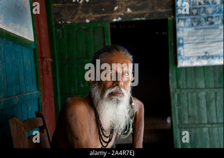 Kein modelrelease: 023. Laxman Chandra Mandal, 76, ein älterer Mann für Fotos gestellt, während er Rest nehmen zu Hause neben Sundarbans Mangrove am 10. März 2009, im Dorf - Mathbaia, Kayra Khulna, Bangladesh. Stockfoto