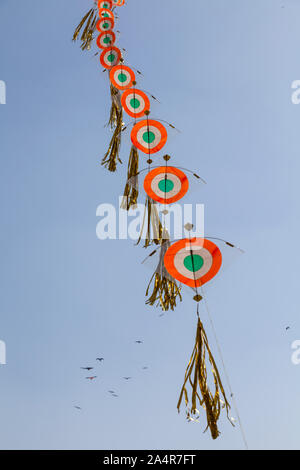 DELHI, INDIEN, verschiedene Arten von Drachen fliegen in der Luft am India Gate Rasen während der jährlichen Drachenfest in Neu Delhi Stockfoto