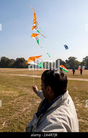 DELHI, INDIEN, Menschen Drachenfliegen am India Gate Rasen während der jährlichen Drachenfest in Neu Delhi Stockfoto