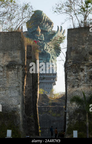 Garuda Wisnu Kencana Statue, die in 2018 und 120,9 Meter hoch abgeschlossen, bei GWK Cultural Park, Bali, Indonesien Stockfoto