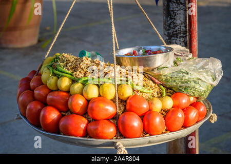 Indische traditionelle Straße pikanter Snack Chana Jor Garam oder Chana Chor Garam auf den Markt. Udaipur. Indien Stockfoto