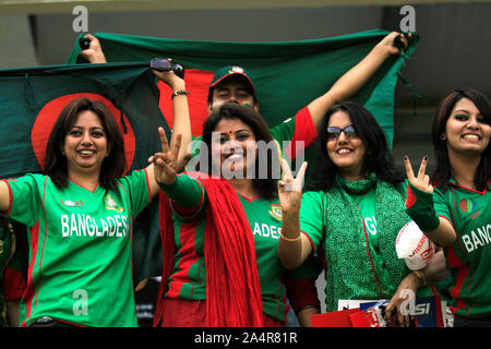 Bangladeshi Kricket Fans für ihre Mannschaft im Eröffnungsspiel des 10. ICC Cricket World Cup, in Sher-e-Bangla National Stadium, am 19. Februar, 2011. Mirpur, Dhaka, Bangladesch. Stockfoto