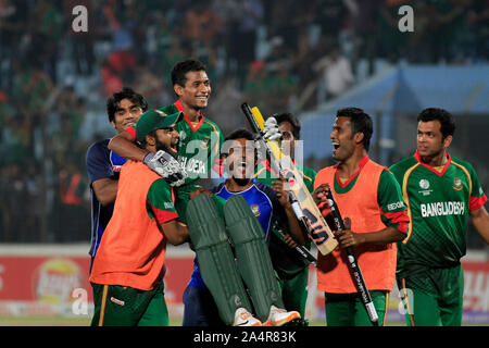 Bangladeshi cricketers auch bekannt als Tiger feiern, nachdem ihre zwei wicket Gewinn über England, bei der ICC Cricket World Cup 2011 in Zahur Ahmed Chowdhury Stadium, Chittagong, Bangladesch. März 11, 2011. Stockfoto