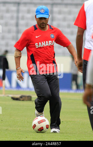 Indische cricketer Sachin Tendulkar spielt Fußball für Fitness, an der Sher-e-Bangla National Stadium, Mirpur, Dhaka, vor ihren Eröffnungsspiel mit Bangladesch am 19. Februar, 2011. Dhaka, Bangladesch. 18. Februar 2011. Zum ersten Mal in seiner Geschichte Bangladesch bewirtete die Eröffnungsfeier der World Cup Cricket, am Bangabandhu National Stadium, in Dhaka, die am 17. Februar 2011. Die 10. ICC Cricket World Cup wird gemeinsam in Bangladesch, Sri Lanka und Indien vom 19. Februar bis 2. April 2011 abgehalten werden. Stockfoto