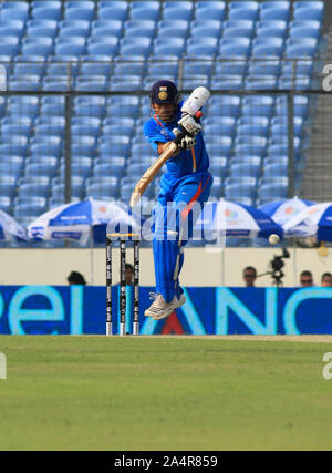 Die Indische öffnung Batsman Sachin Tendulkar Fledermäuse, in der das Eröffnungsspiel der ICC Cricket World Cup 2011, um Sher-e-Bangla National Stadium, Mirpur, am 19. Februar, 2011. Dhaka, Bangladesch. Stockfoto