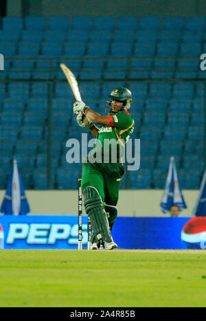 Kapitän der bangladeschischen Cricket Team Shakib Al Hasan Fledermäuse während der Indien gegenüber Bangladesch Eröffnungsspiel der ICC Cricket World Cup 2011, um Sher-e-Bangla National Stadium, Mirpur, am 19. Februar, 2011. Dhaka, Bangladesch. Stockfoto