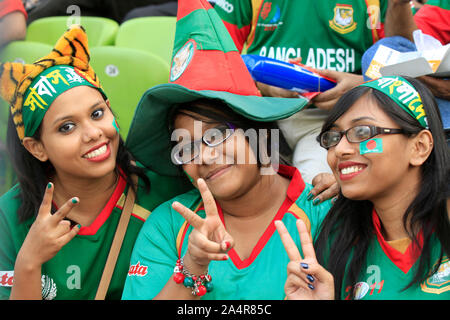 Bangladeshi Kricket Fans jubeln für Ihre Mannschaft im Eröffnungsspiel des 10. ICC Cricket World Cup, in Sher-e-Bangla National Stadium, am 19. Februar, 2011. Mirpur, Dhaka, Bangladesch. Stockfoto