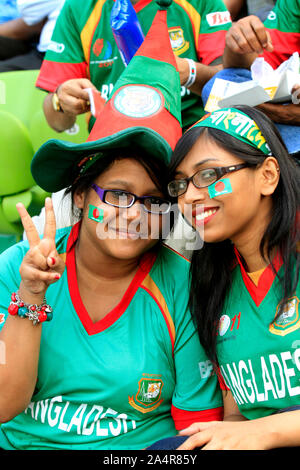 Bangladeshi Kricket Fans jubeln für Ihre Mannschaft im Eröffnungsspiel des 10. ICC Cricket World Cup, in Sher-e-Bangla National Stadium, am 19. Februar, 2011. Mirpur, Dhaka, Bangladesch. Stockfoto