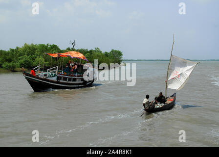 Boote sind die obersten Verkehrsmittel in und um die Sundarbans, in Khulna, Bangladesh. April 1, 2011. Ein UNESCO-Weltkulturerbe, es ist der größte Mangrovenwald der Welt mit einer Fläche von etwa 10.000 Quadratkilometern, von denen 60 % in Bangladesch liegt und der Rest in West Bengal, Indien. Die Sundarbans ist die Heimat der Royal Bengal Tiger und bietet ein einzigartiges Ökosystem und die Reihe der Lebensräume für eine Vielzahl von Wildtieren. Neben der Tiger, es gibt 42 Arten von Säugetieren, 35 Reptilien und Amphibien, 270 Vogelarten und über 120 Arten von Fischen. Viele von diesen sind Ende Stockfoto