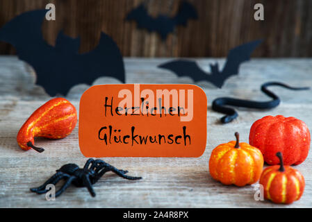 Orangefarbenes Etikett, Glueckwunsch bedeutet, herzlichen Glückwunsch, Scary Halloween Dekoration Stockfoto