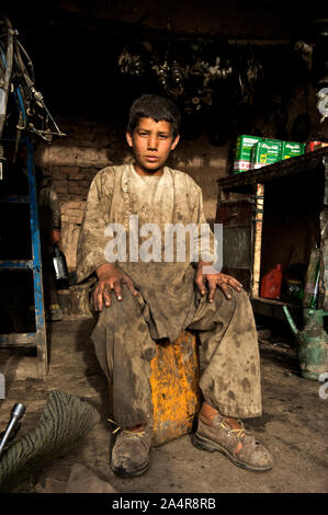 Ein afghanischer Junge bei einer KFZ-Werkstatt, in der nordwestlichen Stadt Herat, Afghanistan. Mai 6, 2009. Jungen Jungen, die Sie als "hagrid" (Lernende) an der Sweatshops ca. 300 Afghani (6 US-Dollar) pro Woche verdienen. Stockfoto