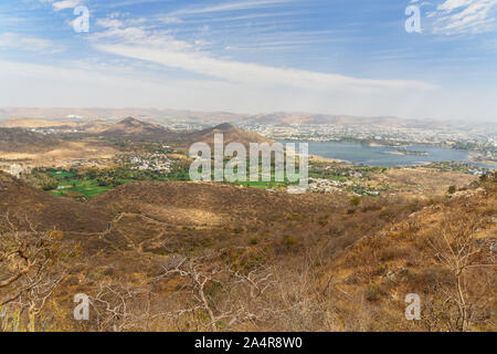 Blick auf die Stadt Udaipur und Fateh Sagar See vom Monsun-palast. Rajasthan. Indien Stockfoto