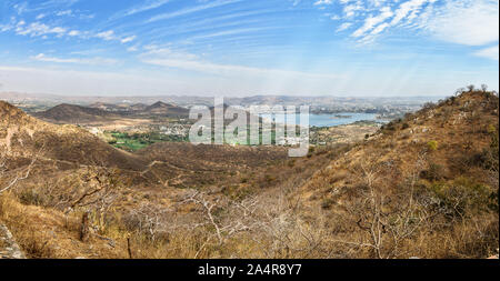 Panorama der Stadt Udaipur und Fateh Sagar See vom Monsun-palast. Rajasthan. Indien Stockfoto