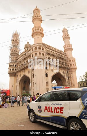 Hyderabad, Indien Oktober 12,2019 - telangana Polizei Fahrzeug in der Nähe von historische Charminar Denkmal in Hyderabad, Indien. Stockfoto