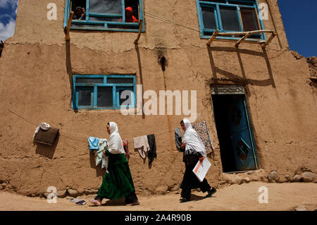 Frauen verlassen nach der monatlichen Village Health Committee Meeting, im Dorf, in Surkhjoi Fuladi Tal, Provinz Bamyan, Afghanistan. 11. Mai 2009. Stockfoto