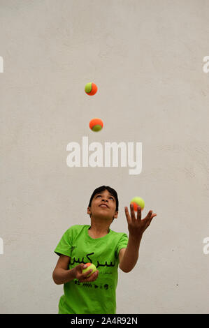 Ein Kind Jongleur am Mobile Mini Circus für Kinder (MMCC), in Herat, Afghanistan. Mai 9, 2009. Das Zentrum bietet Ausbildung auf aerobe Übung und darstellende Kunst neben psychologische Unterstützung und Hilfe mit den Realitäten des Krieges in Verbindung stehende Gewalt, die Teil des Lebens für alle afghanischen Kinder geworden sind. Stockfoto