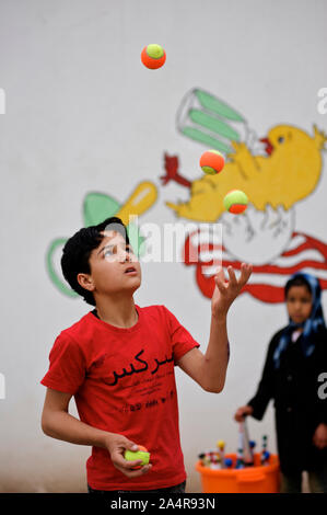 Ein Kind Jongleur am Mobile Mini Circus für Kinder (MMCC), in Herat, Afghanistan. Mai 9, 2009. Das Zentrum bietet Ausbildung auf aerobe Übung und darstellende Kunst neben psychologische Unterstützung und Hilfe mit den Realitäten des Krieges in Verbindung stehende Gewalt, die Teil des Lebens für alle afghanischen Kinder geworden sind. Stockfoto