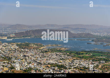 Anzeigen von Udaipur city und Lake Pichola vom Monsun-palast. Rajasthan. Indien Stockfoto