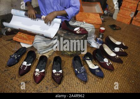 Dhaka, Bangladesch. 16 Okt, 2019. Ein Eigentümer zeigt seine neu design Schuhe auf eine Fabrik in Dhaka. Jetzt Tage, diese Art kleine Fabrik Kampf im Land zu überleben. Credit: MD Mehedi Hasan/ZUMA Draht/Alamy leben Nachrichten Stockfoto