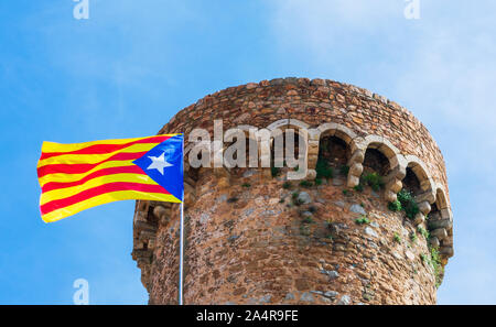 Blaue Flagge Estelada schön winken in der Wind am alten Schlossturm. Estelada blava ist inoffizielle Flagge, Symbol der Freiheit und independen Stockfoto