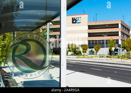 Close Up. Tri - Schnelle Zeichen auf Rädern rapid transit Bus Stop. Hintergrund West Dublin/Pleasanton BART-Station Stockfoto